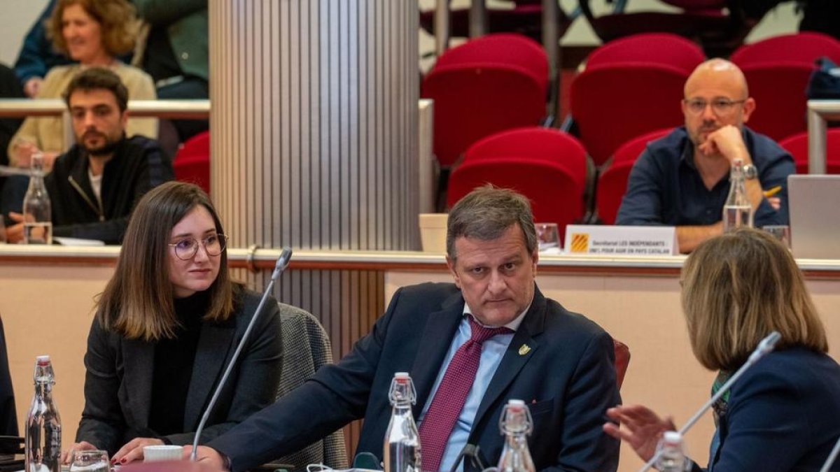 Els dos diputats de la formació de Le Pen que es van abstenir en la votació
