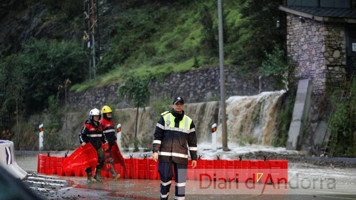Cossos especials treballant ahir per reconduir l'aigua del torrent desbordat a la Portalada