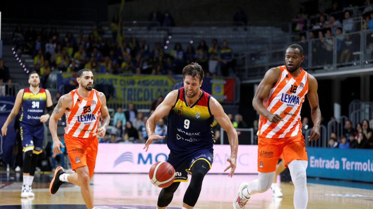 Nacho Llovet en un duel d'aquesta temporada al Poliesportiu.