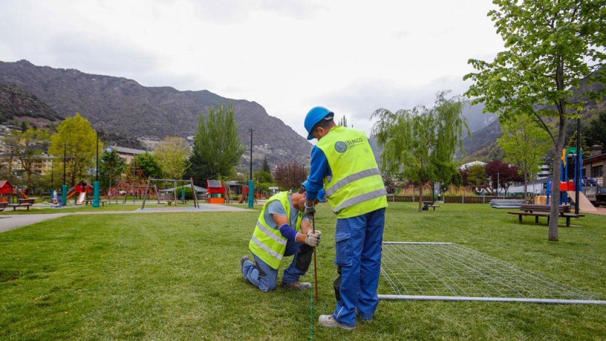 Obrers instal·lant tanques al Parc Central.