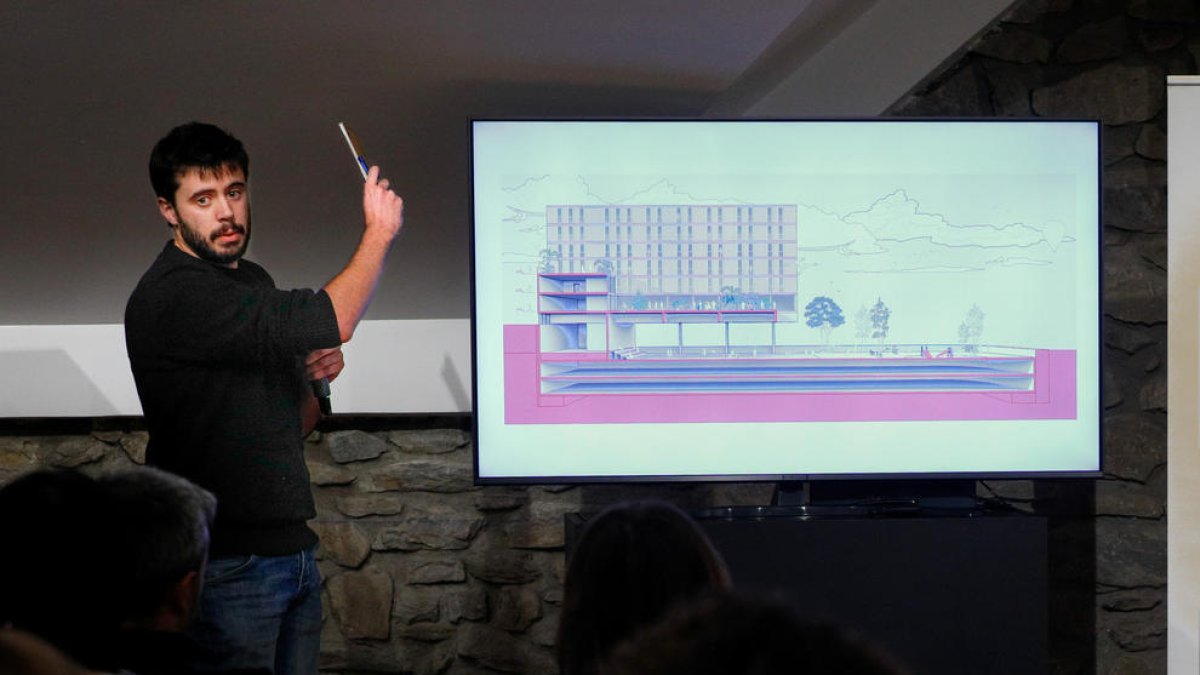 El conseller Cerni Cairat, en la reunió de poble sobre el Prat Gran, al març.