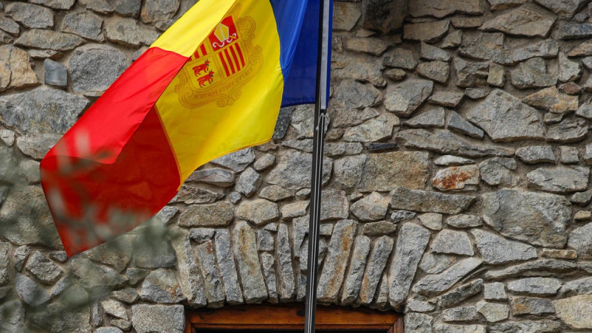 El síndic general, Carles Enseñat, en una de les finestres de Casa de la Vall.