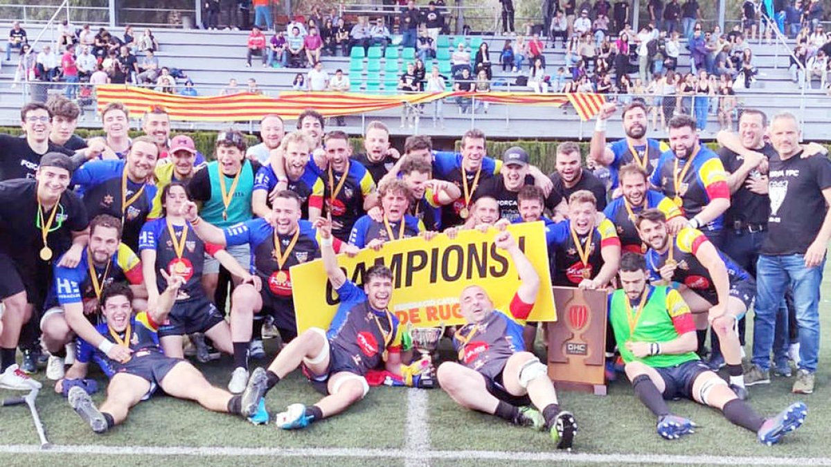 Els jugadors del VPC celebrant la victòria a la Divisió d'Honor Catalana.