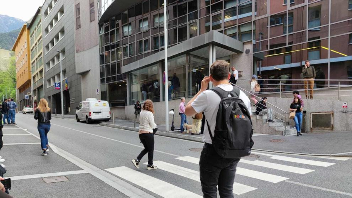 Gent esperant davant de l'oficina d'immigració