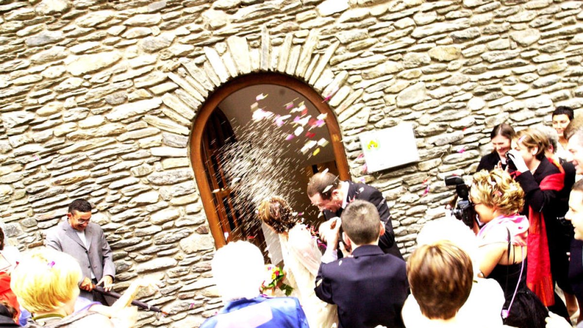 Una boda al comú d'Ordino, l'any 2000.