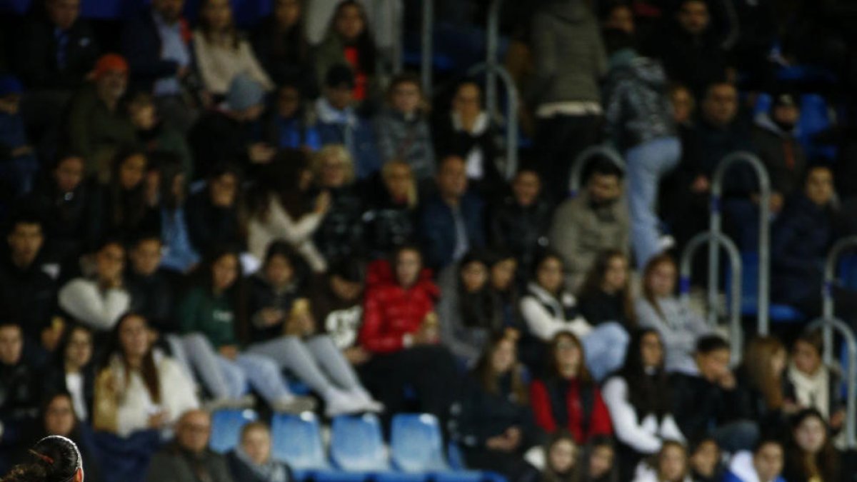 L'andorrana Maria Ruzafa lluitant per la pilota en el partit d'ahir davant Malta.
