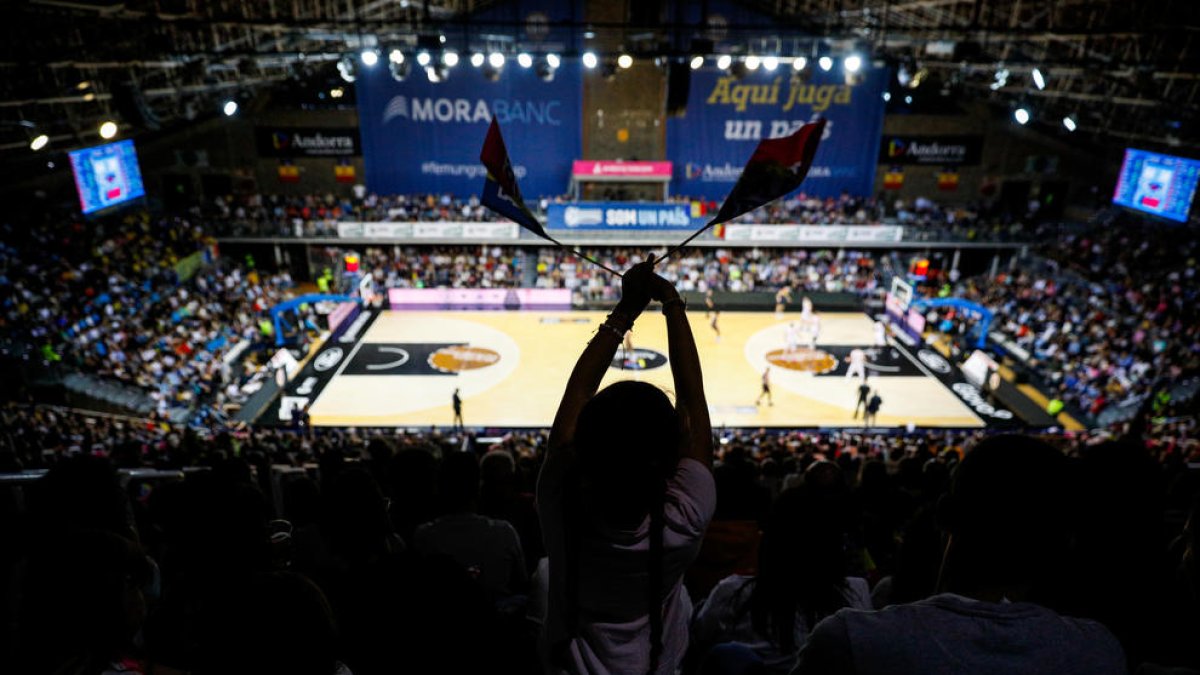 Afició tricolor al Poliesportiu.