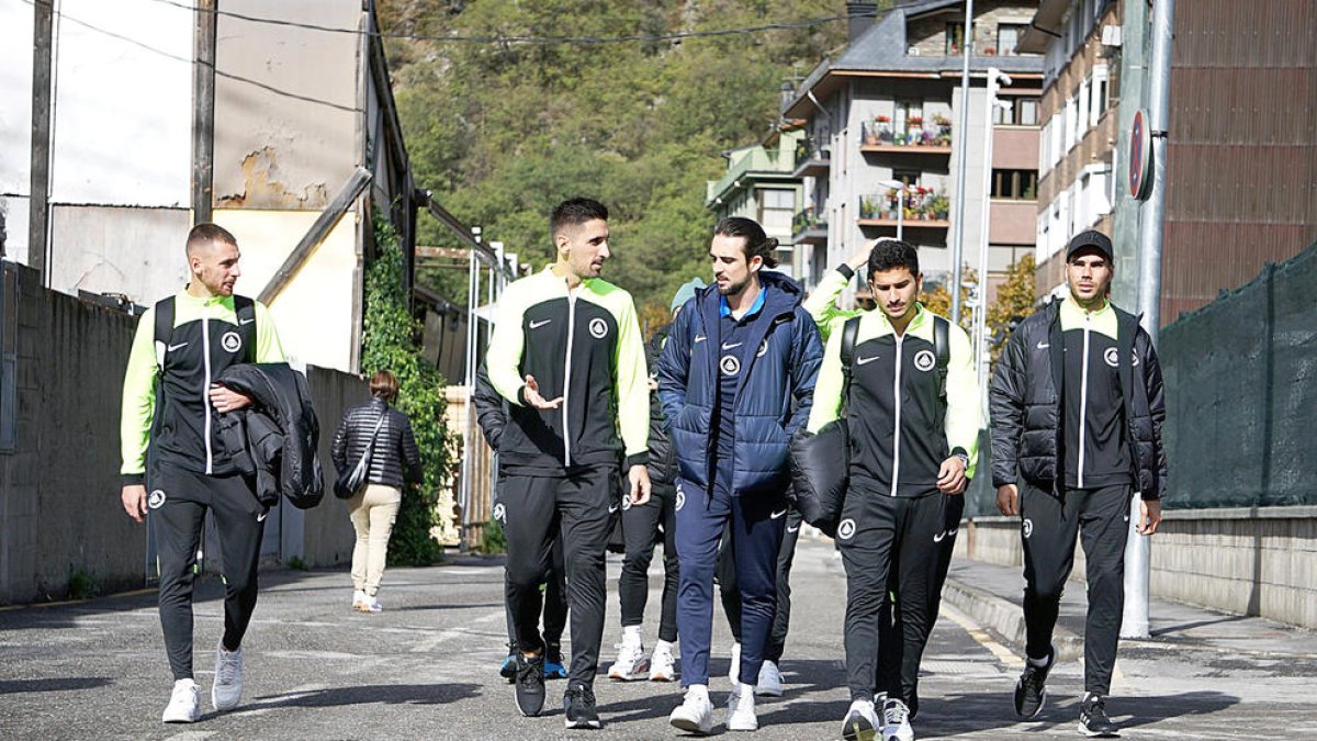 Sergio Molina i els porters Oier, Ratti i Dani Martín abans del viatge a Astorga.