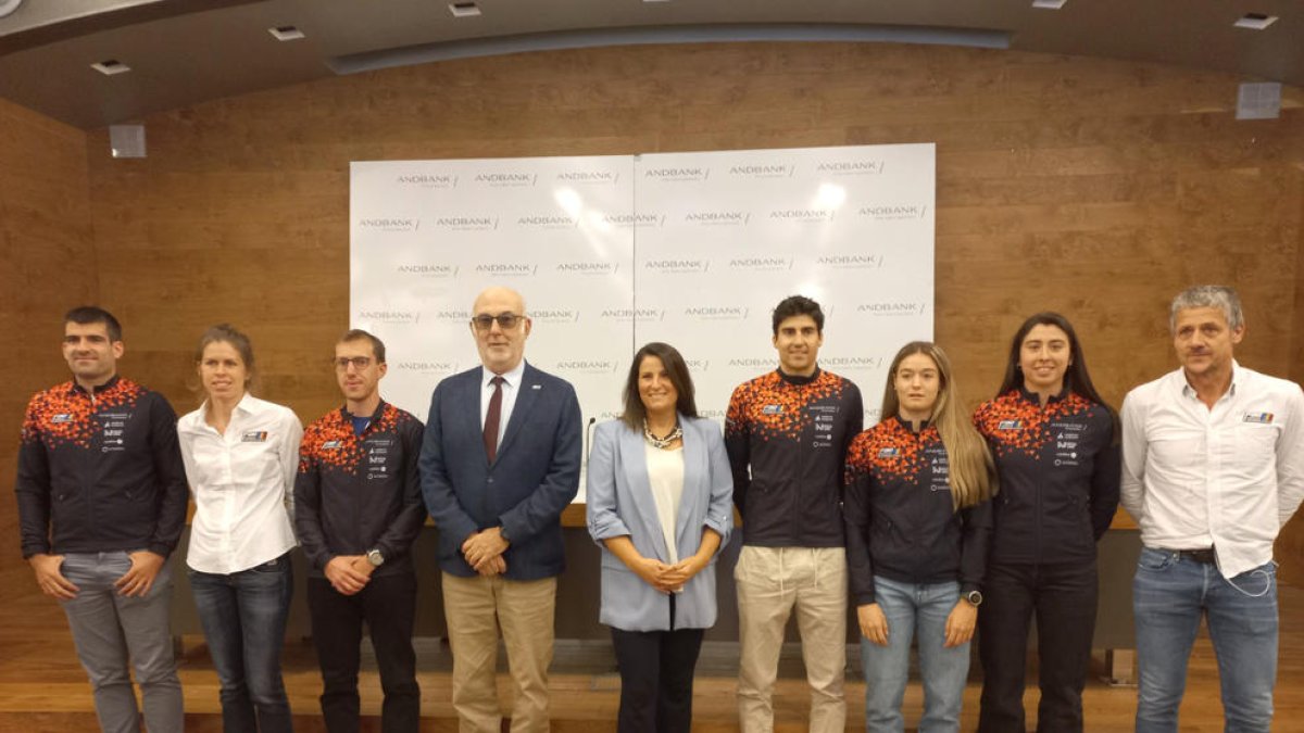 L'equip femení de fons a la presentació.