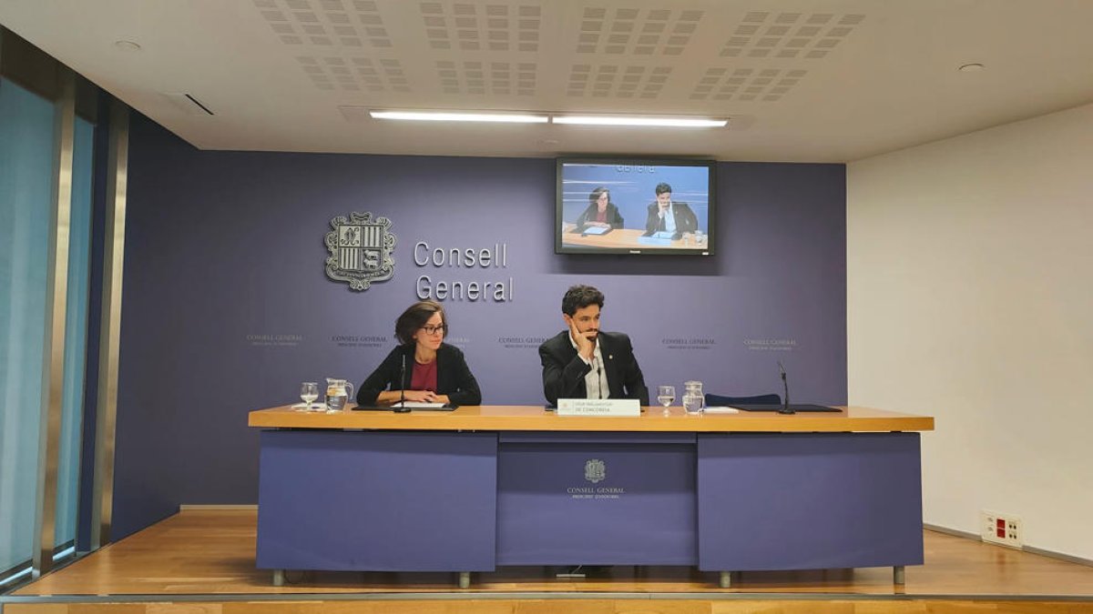 Núria Segués i Cerni Escalé en la roda de premsa sobre els lloguers.