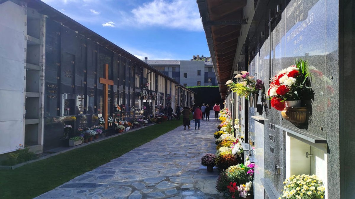 El cementiri d'Encamp ple de flors.