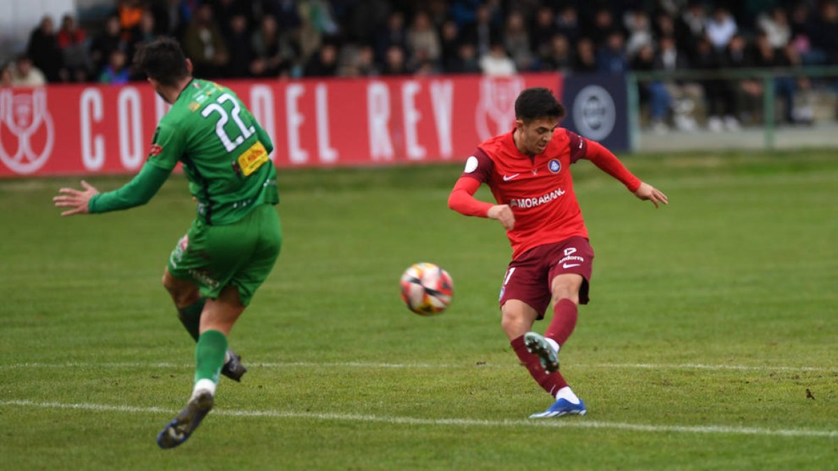 Álvaro Martín prova un xut a porteria.