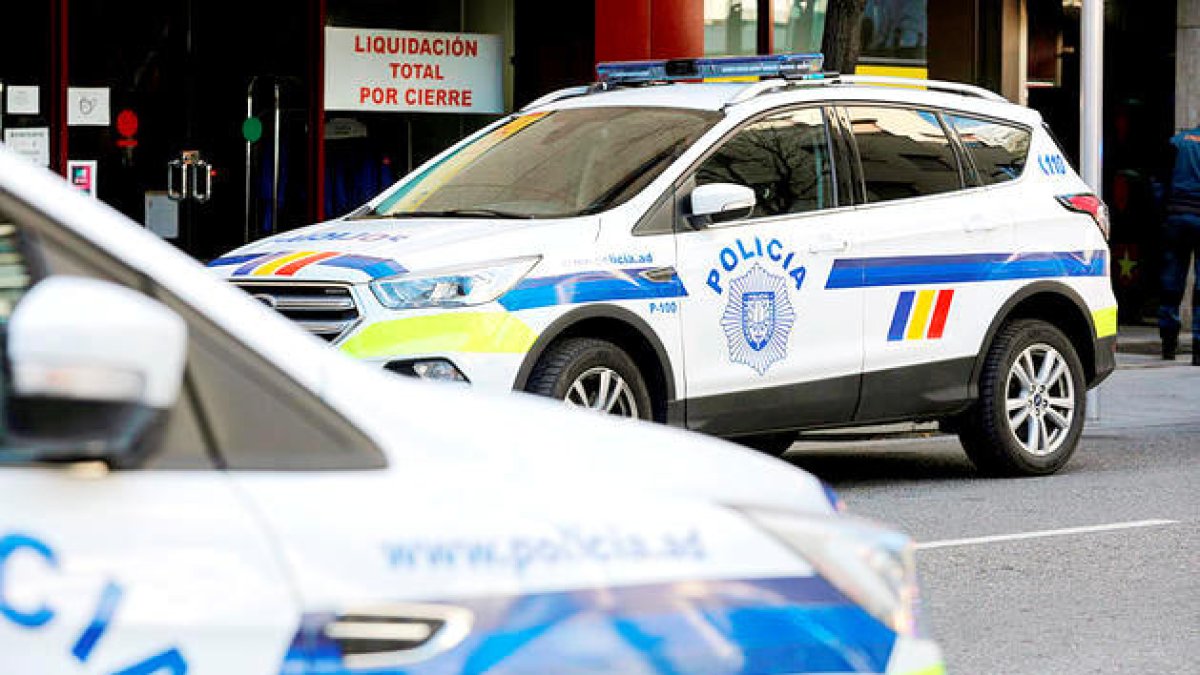 Dos vehicles de la Policia.