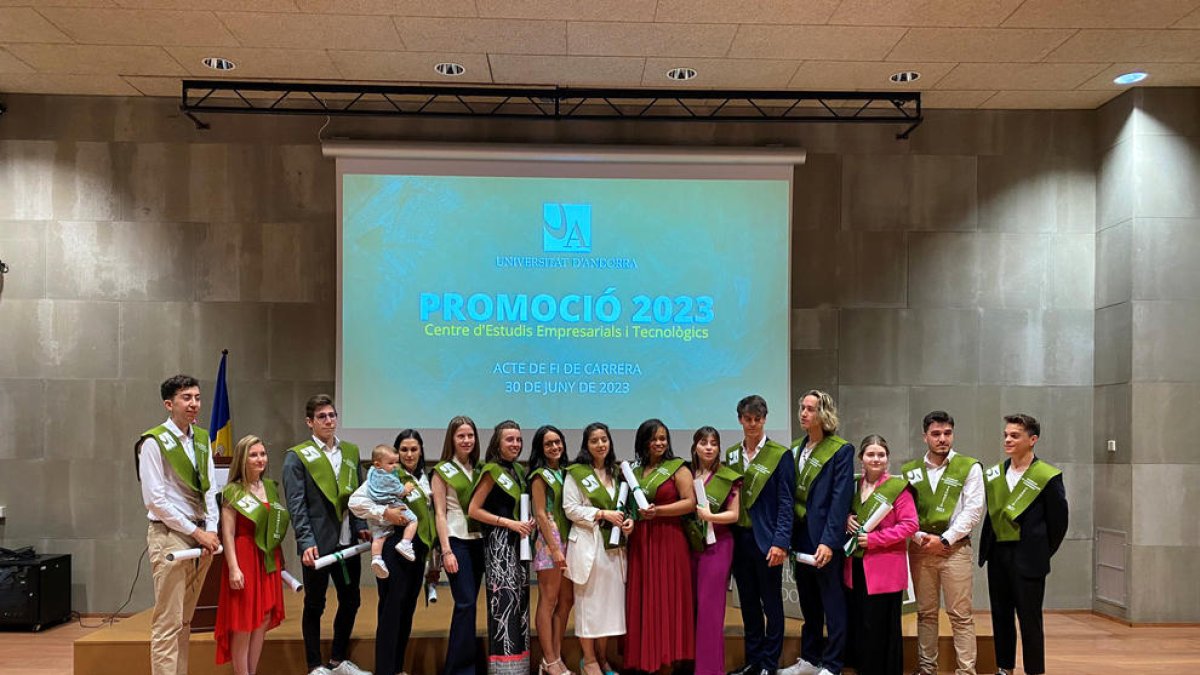 Els llicenciats universitaris celebren la fi dels estudis