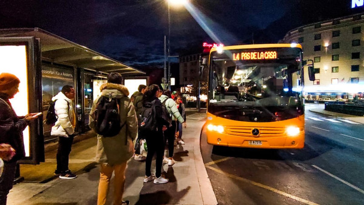 Passatgers a la marquesina de Bonaventura Armengol que es renovaria.