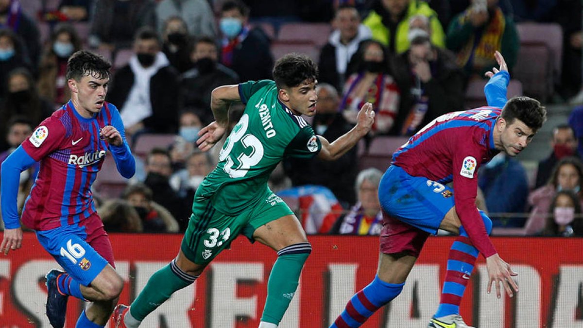 Iker Benito, al centre, en un duel al Camp Nou amb Gerard Piqué a la dreta.