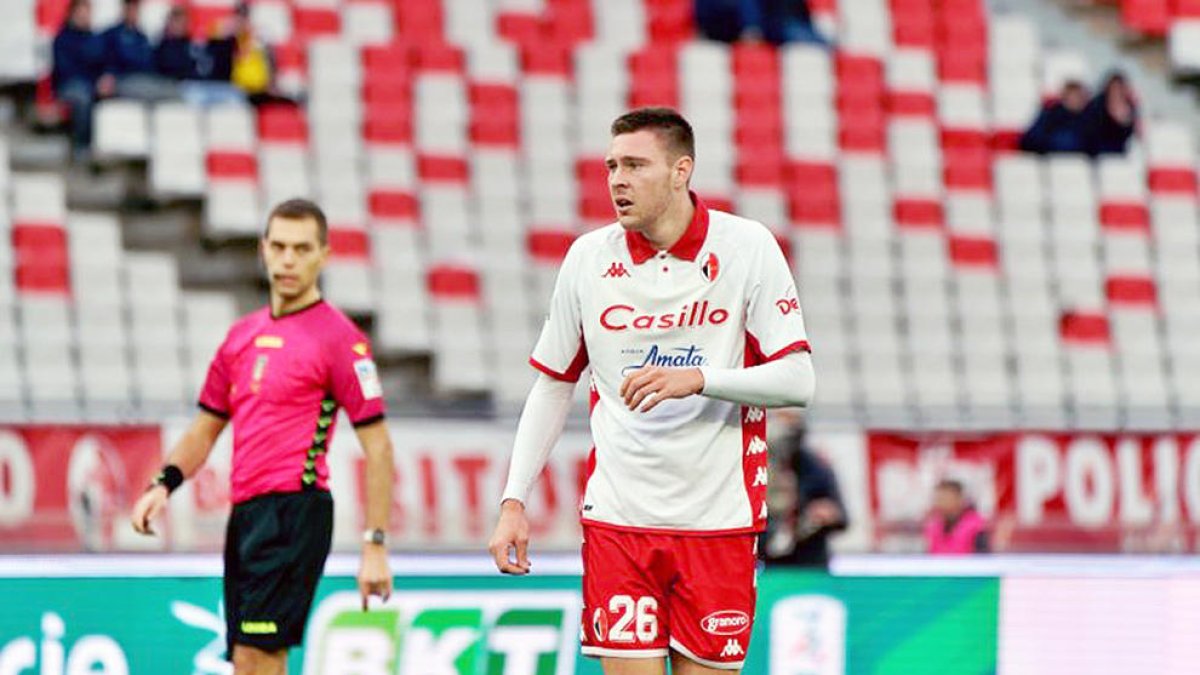 Aurélien Scheidler, en un duel amb el Bari de la Sèrie B Italiana.