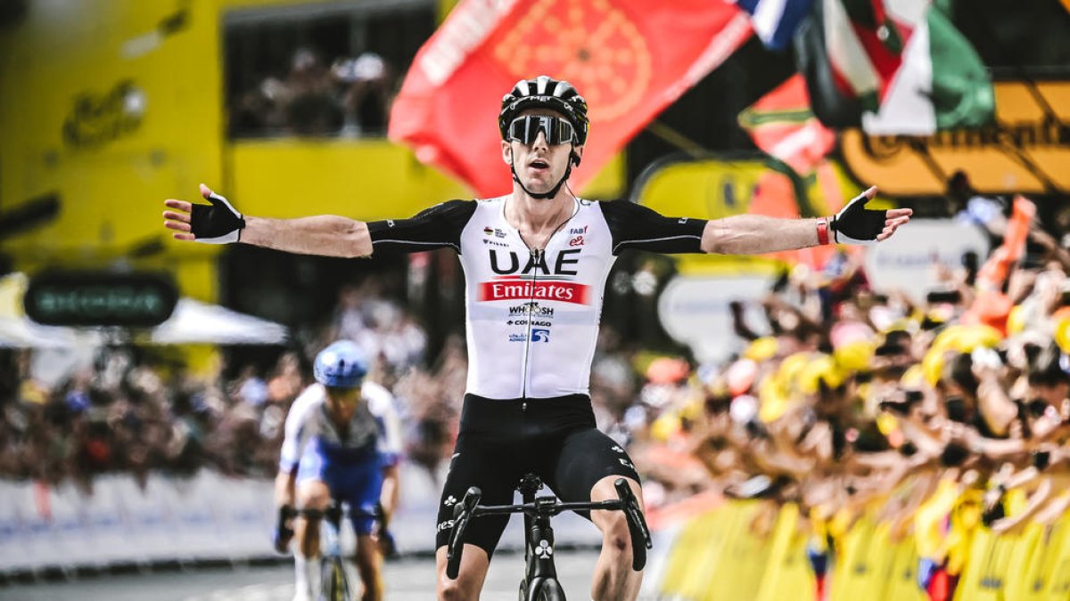 Adam Yates celebrant un triomf anterior