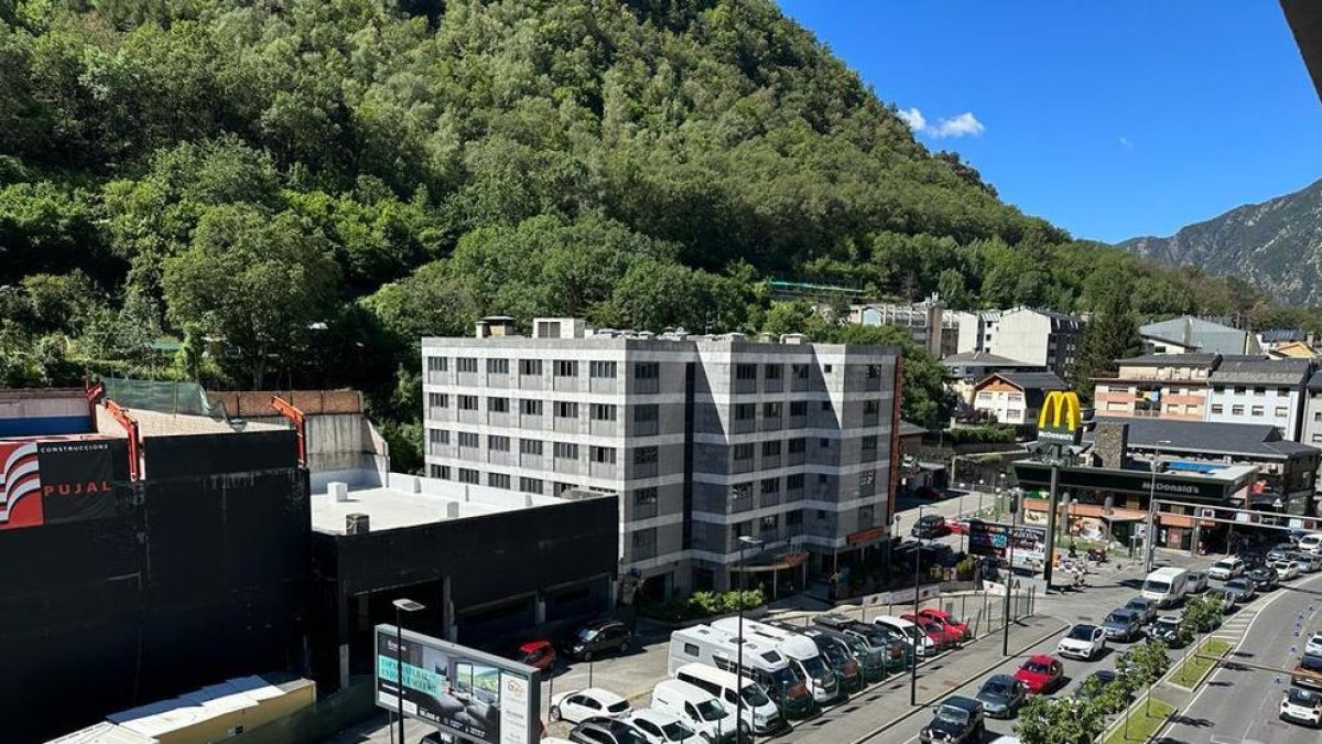 Cues a l'avinguda Tarragona en sentit nord.