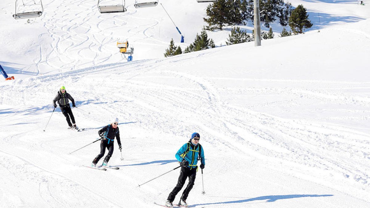 Esquiadors a pistes.