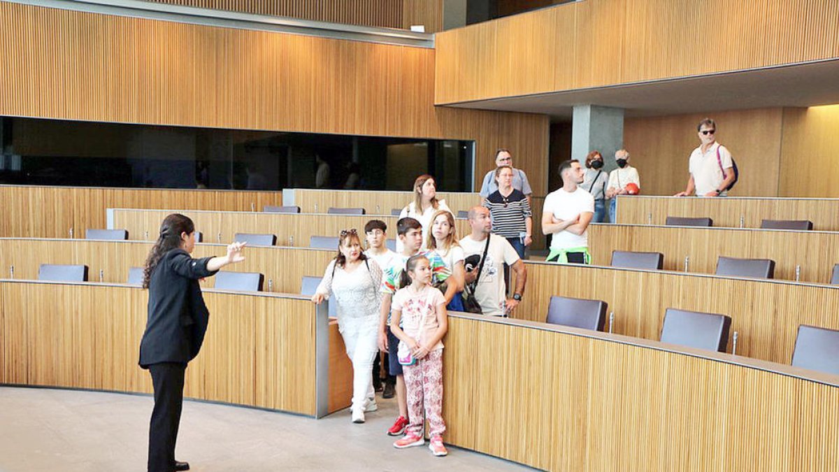 Primeres visites a l'hemicicle del Consell General