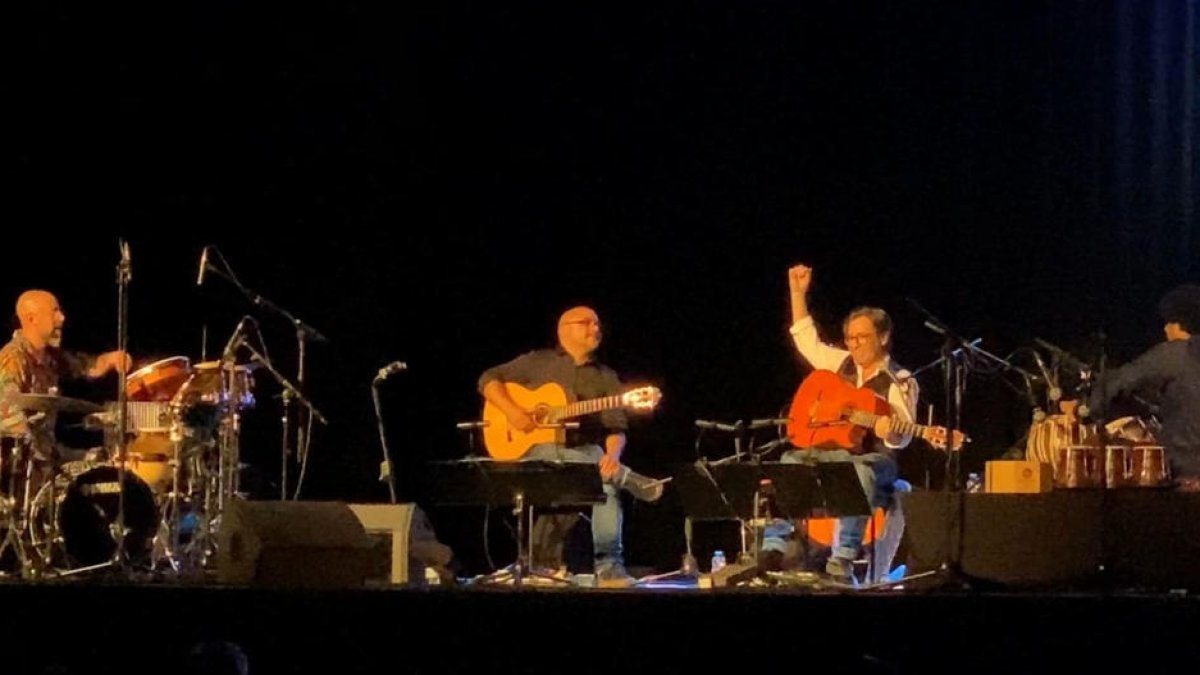 Manuel Alonso a l'escenari amb Al Di Meola.