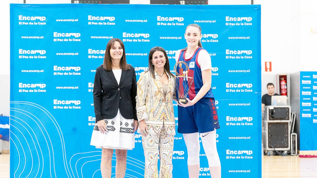 Entrega del trofeu de vencedores al Barça.