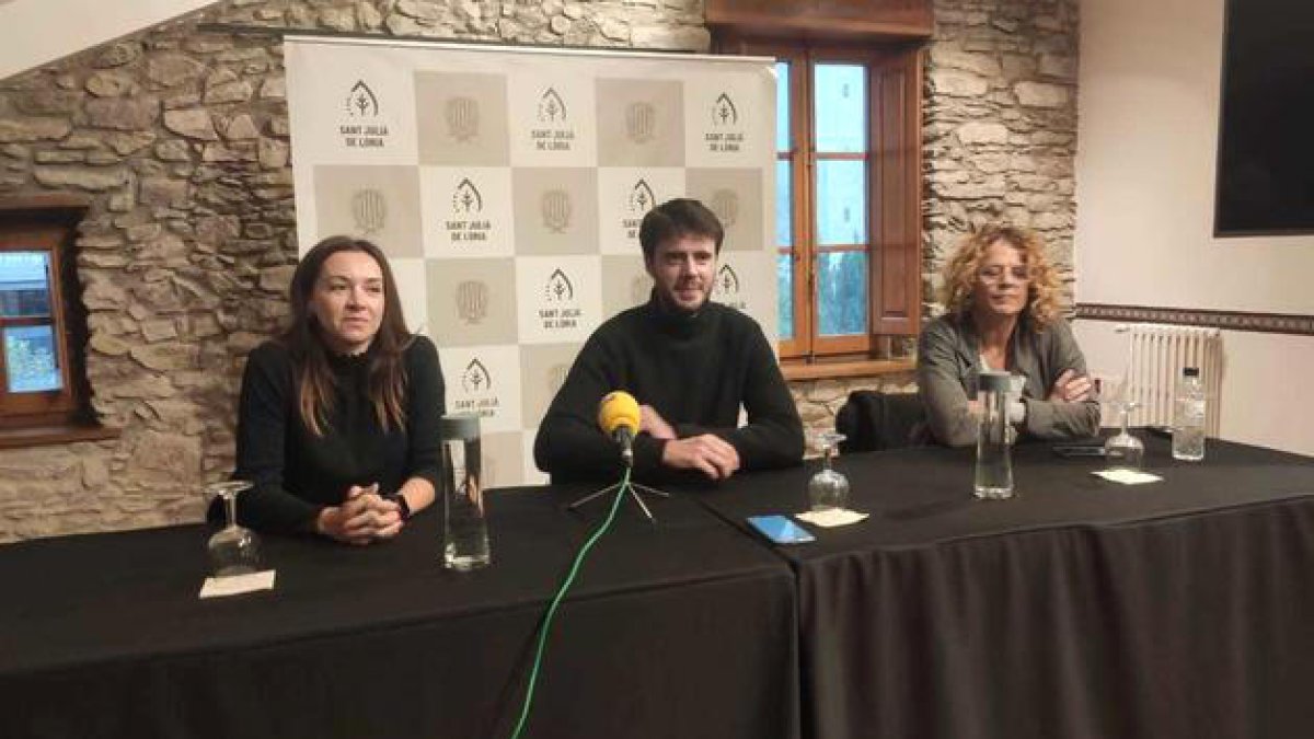 Cairat, Cortesao i Areny durant la roda de premsa.