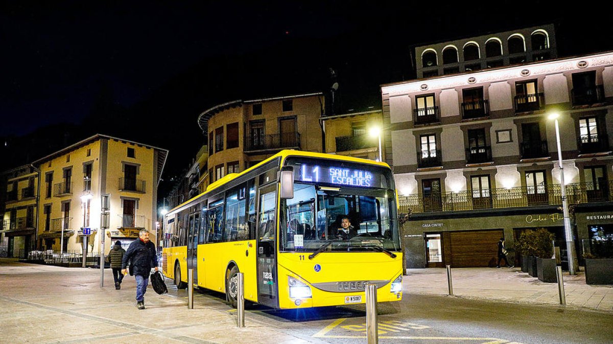 Un autobús al centre d'Andorra la Vella.