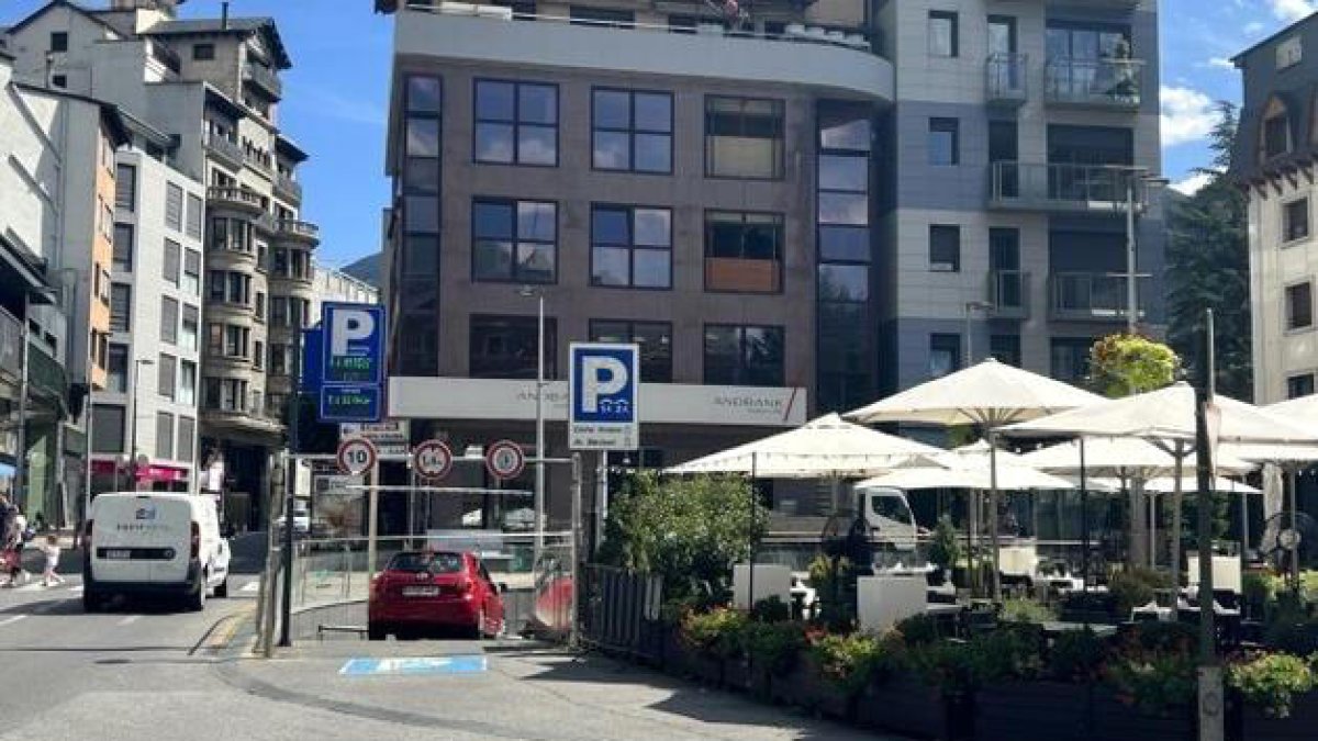 Es tanca l'entrada per la plaça Rebés.