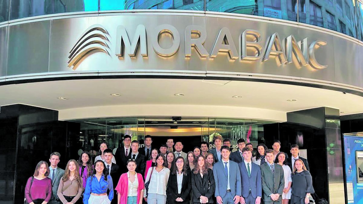 46 joves a les estades professionals de MoraBanc