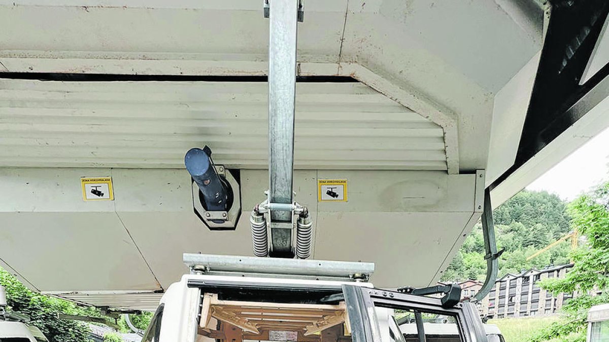 Tres joves a l'obertura del giny mecànic d'Arinsal.