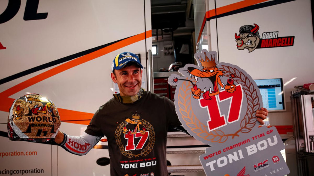 Toni Bou celebra el 33è Mundial.
