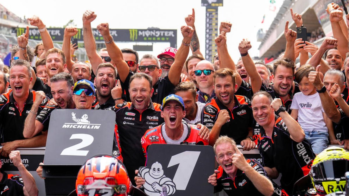 El resident Aleix Espargaró celebra el triomf.