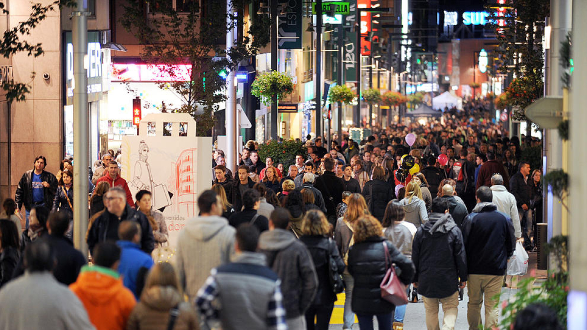 Primera edició del festival amb les botigues obertes fins a mitjanit.