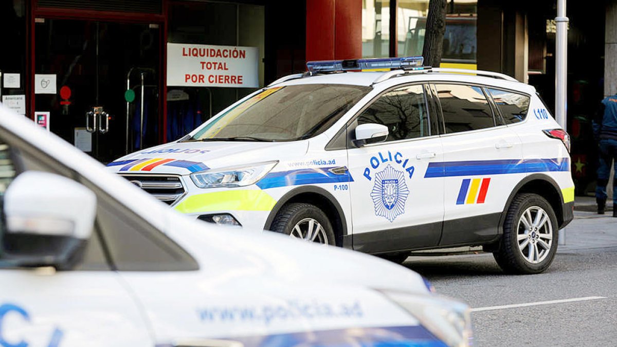 Dos vehicles de la policia.