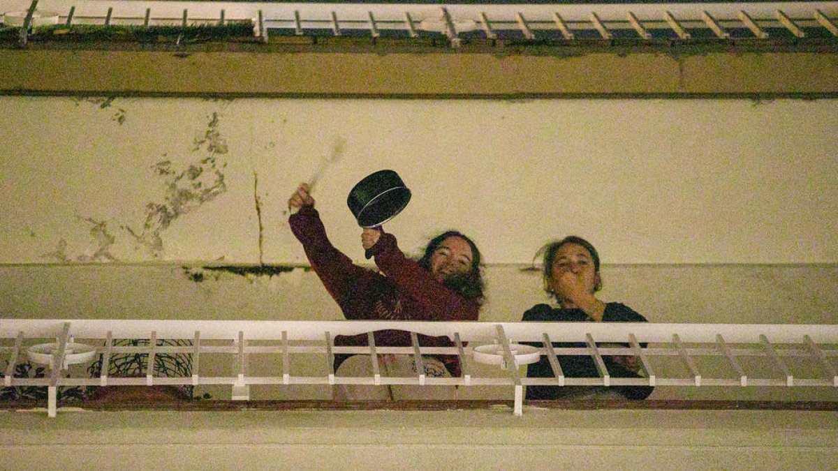 Veïns al balcó fent servir les cassoles durant laprotesta.