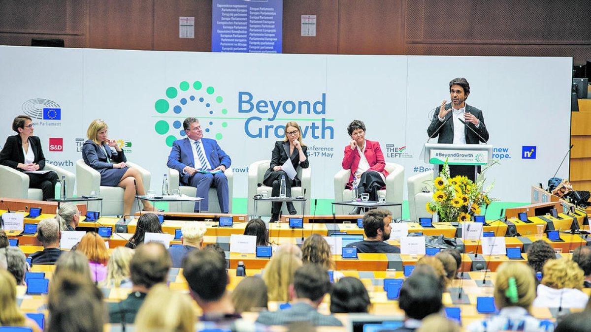 Sessió plenària Canviant l'objectiu: del creixement del PIB a la prosperitat social, del cicle de conferències Beyond Growth 2023.