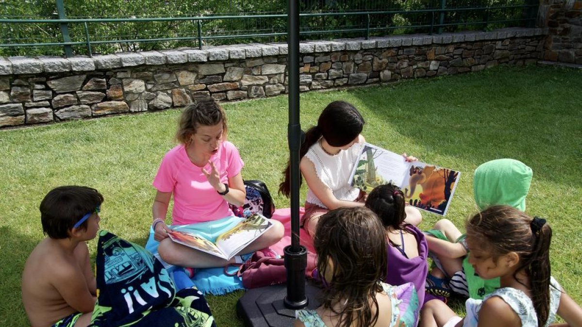 Contacontes a la piscina de la Mola
