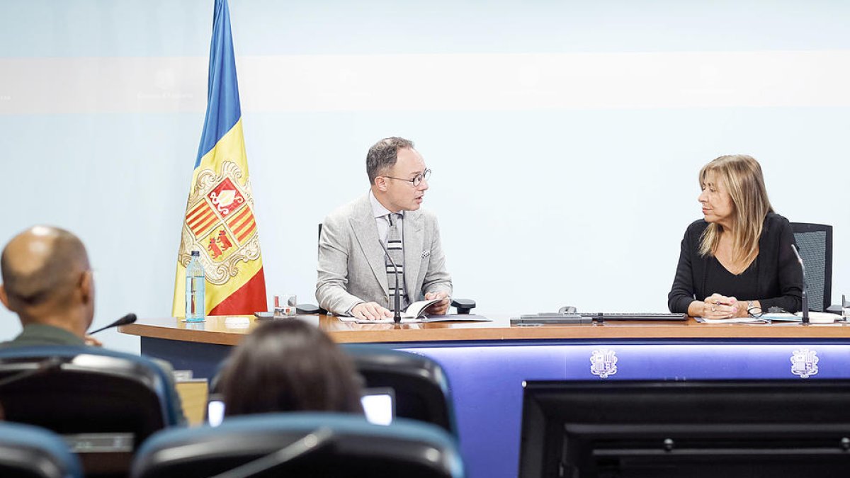 La ministra i el cap de Govern durant la roda de premsa.