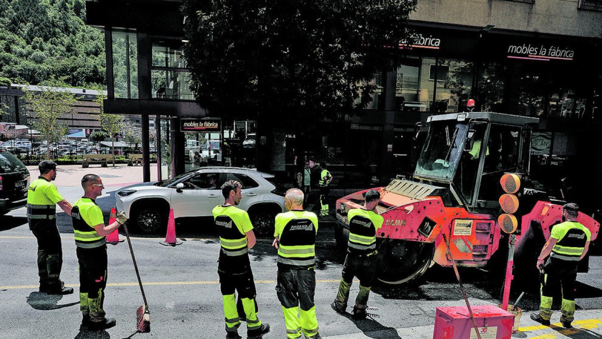 Obres d'enquitranament al Prat de la Creu, ahir a la tarda.