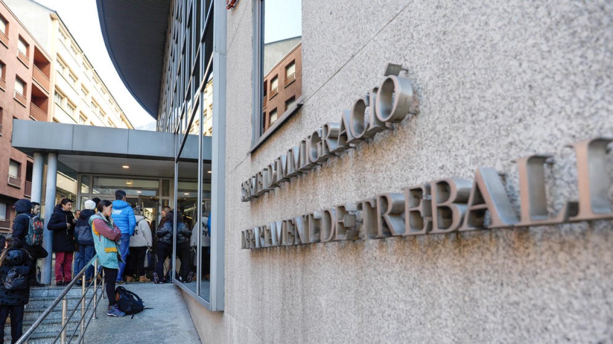 Treballadors fan cua al Servei d'Immigració.