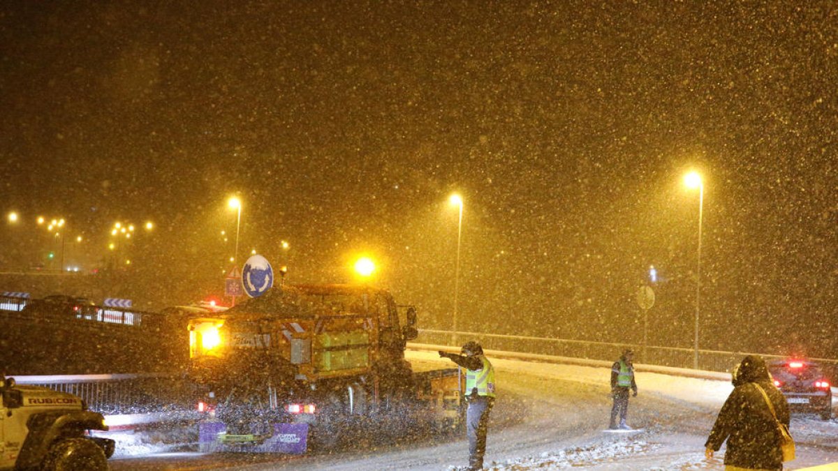 Control de la policia durant una nevada intensa el gener passat.