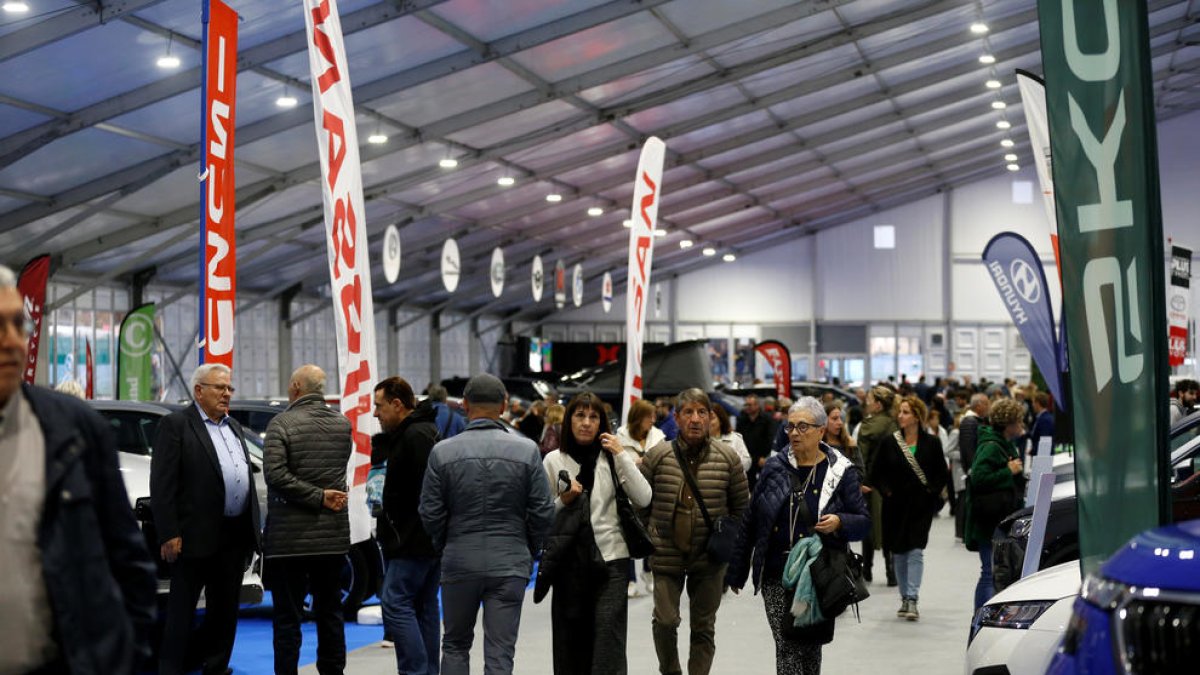 Expositors de concessionaris durant l'esdeveniment.