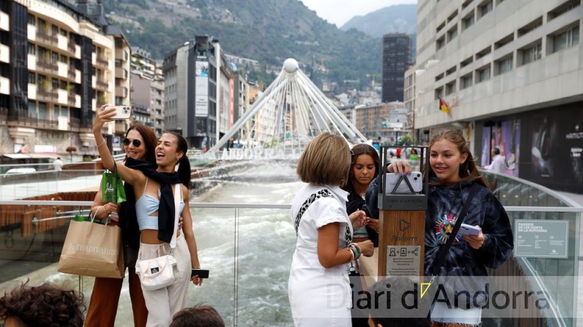 Turistes aquest matí a la plaça de la Rotonda d'Andorra la Vella