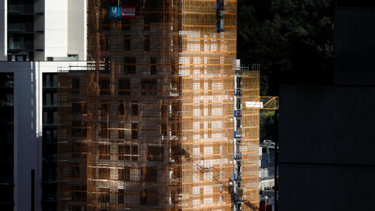 Una de les torres d'Escaldes-Engordany en construcció.