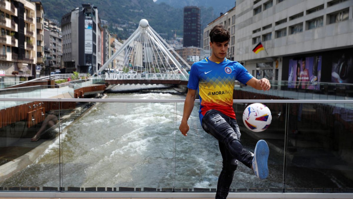 El davanter Julen Lobete en la presentació ahir a la plaça de la Rotonda d'Andorra la Vella.