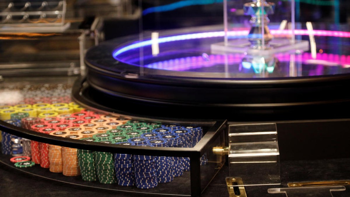 Fitxes i una ruleta del complex de joc.