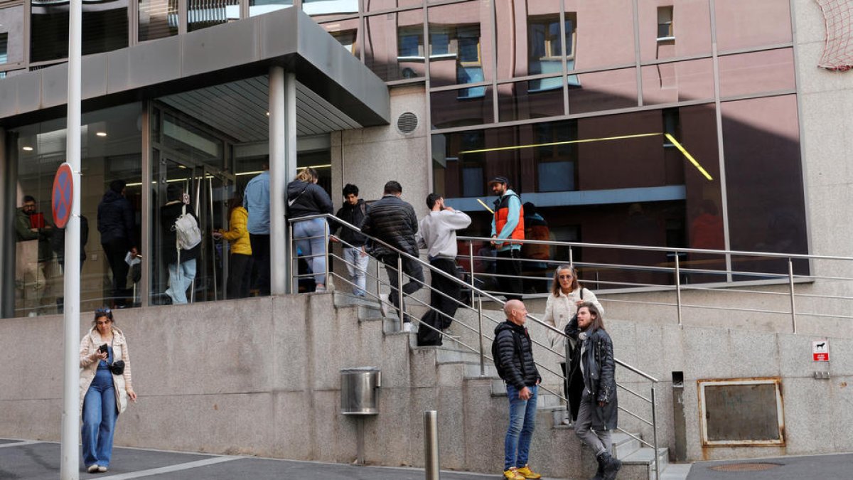 Cua de persones per fer tràmits a Immigració l'abril passat.