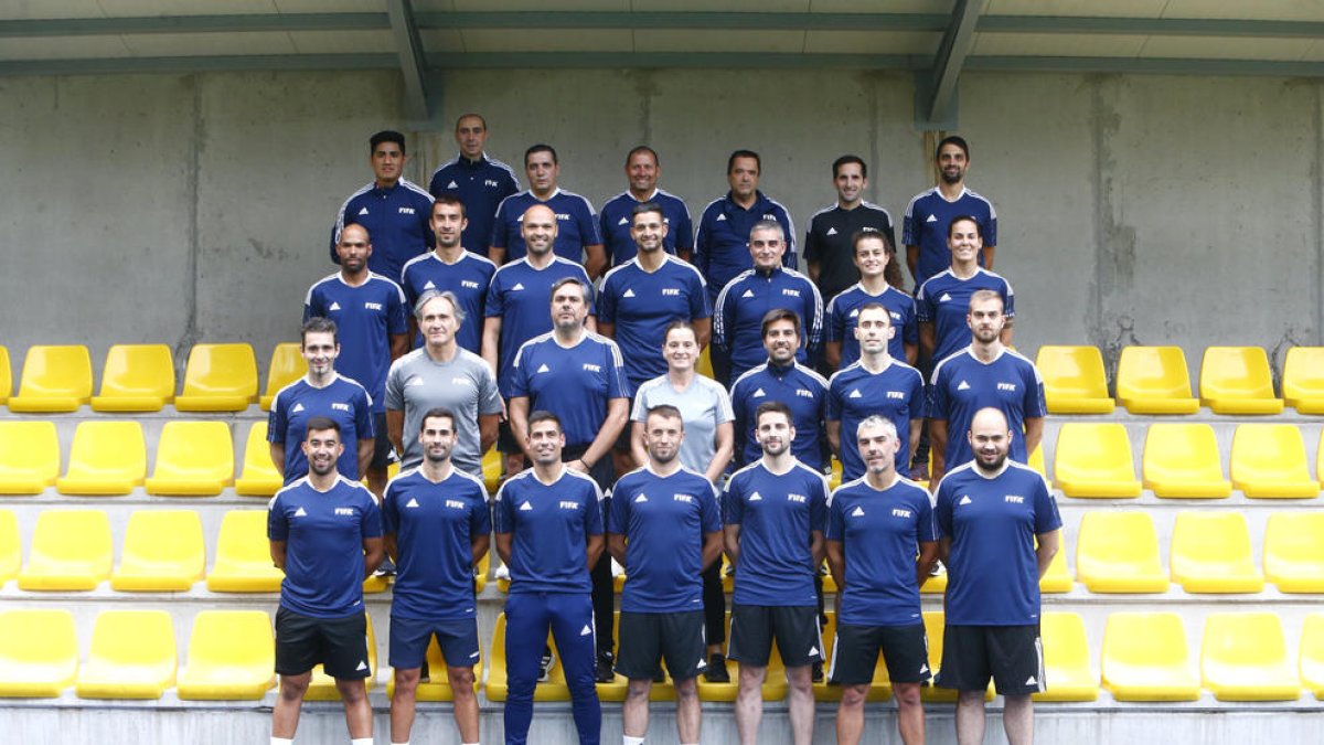 Part dels àrbitres del país amb els representants de la FIFA.